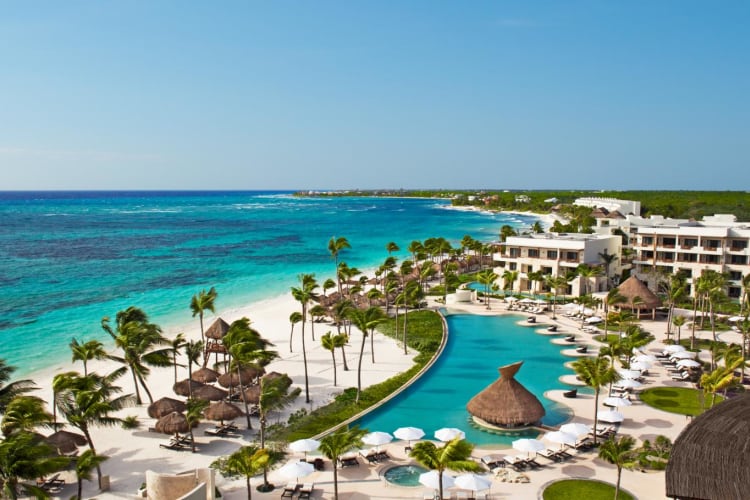 Panoramic views of the pool and beach